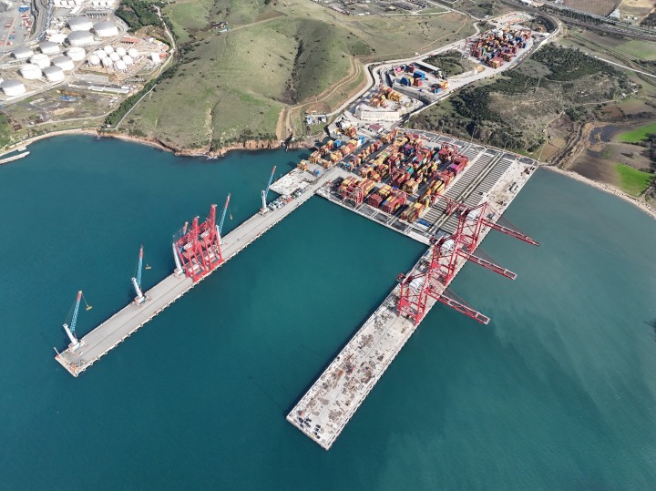 <p>2023 yılı Aralık ayında tamamlanan tevsii projesi kapsamında&nbsp;yeni terminal alanı&nbsp;ve iskele hizmete alındı.</p>